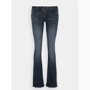 Bootcut jeans från LTB - Super snygga mörkblå bootcut jeans från LTB. Jeansen har en lågmidjad passform. Köpta för 800kr. Använt endast en gång så är i mycket bra skick🫶