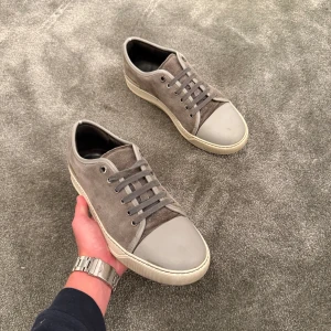 Lanvins - Säljer nu dessa riktigt feta Lanvinses i storlek 42 - UK 7🔥 Skrorna är i modell gråa med en matt captoe och en rand, riktigt feta till våren/sommaren. Skick: 9/10, endast skor ingår! Pris kan diskuteras, hör av dig vid minsta fundering!🤙🏾💯🤝🌟