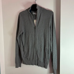 Pier one full zip - Skön full zip från pier one storlek S. Har endast testat den så den är 10/10 skick. Skriv vid funderingar och diskution av pris eller mer bilder.