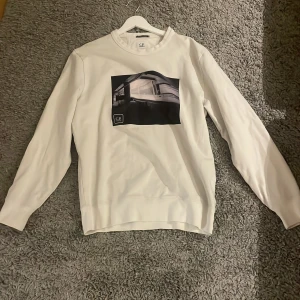 Vit långärmad tröja från C.P. Company - Säljer en stilren vit långärmad cp Company tröja för att den inte längre passar. Nypris cirka 2200. Helt äkta såklart.