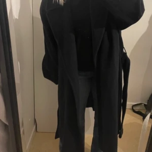 Kashmir kappa från Lino Vierra - Elegant svart kappa från Lino Vierra i en lyxig blandning av ull och kashmir. 