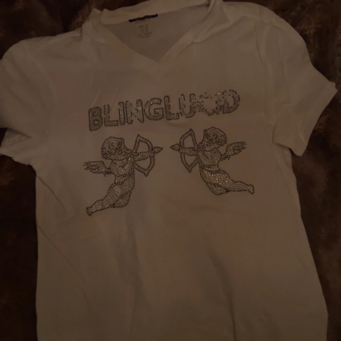 Vit t-shirt med bling och änglar