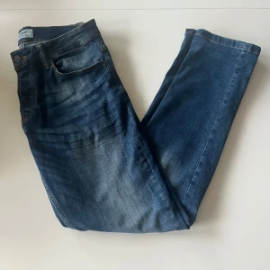 Blåa faded Jeans - Snygga blå jeansbyxor som har en faded design, använda fåtal gånger och är i perfekt skick, fråga om du undrar något.