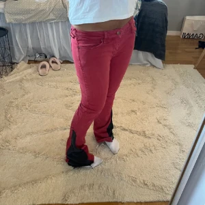 Snygga jeans - Snygga jeans köpt här på Plick. Första bilderna är från tjejen jag köpte av. Har själv lagt till så man kan justera storleken! Skriv om intresse❣️