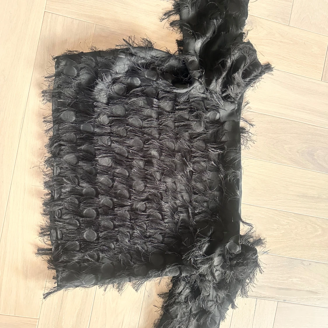 Svart fjäderliknande topp - 1