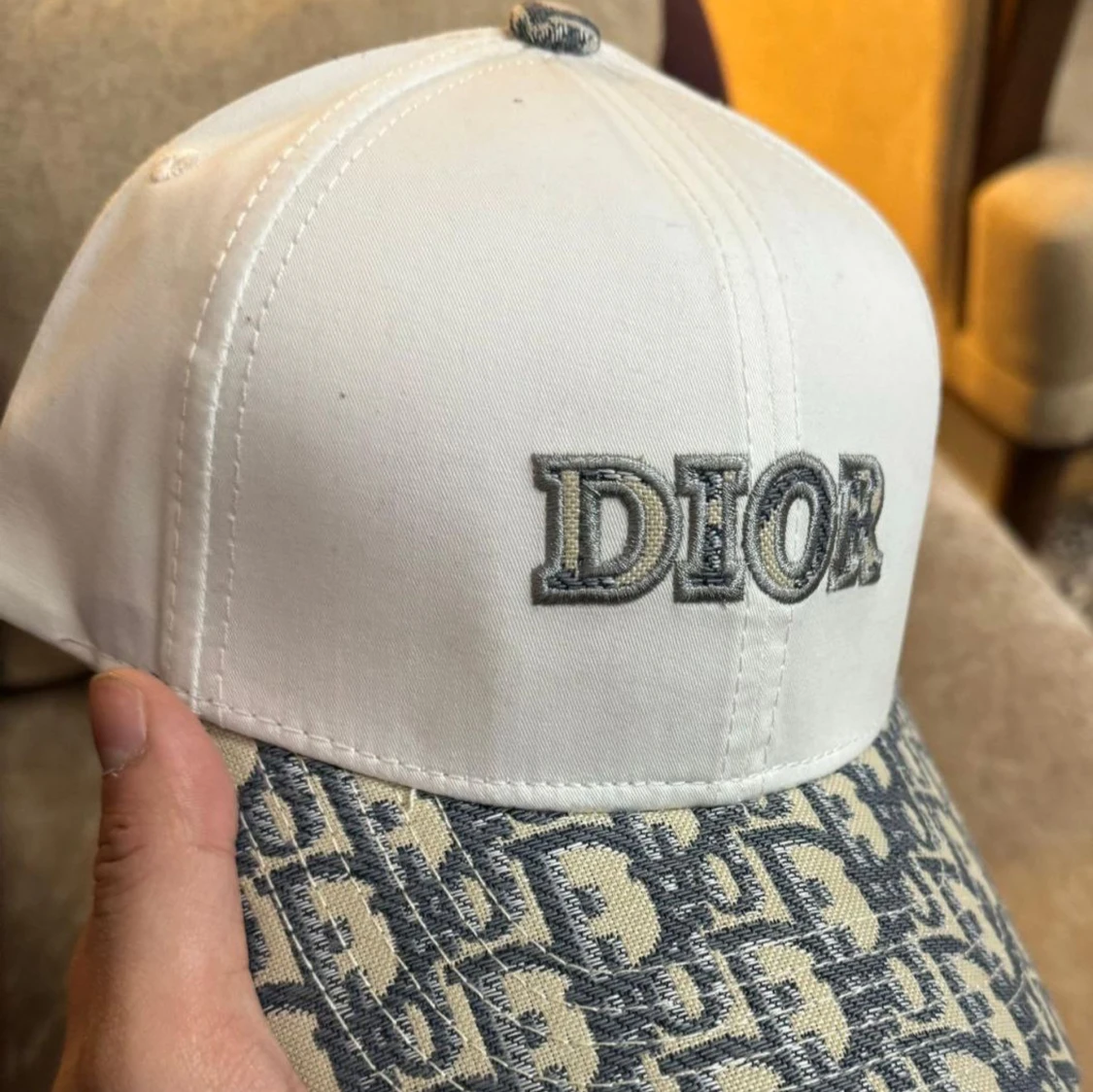 Vit och mönstrad keps från Dior