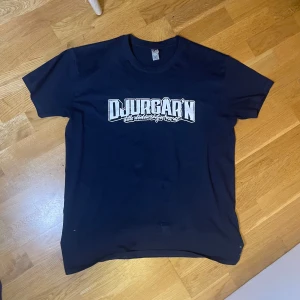 Djurgården sofialäktaren T-shirt - Säljer den här tröjan jag köpte från sofialäktaren den är bra skick bara använd fåtal gånger 