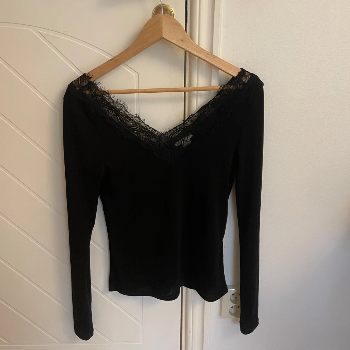 Svart långärmad topp med spetsdetaljer - 3