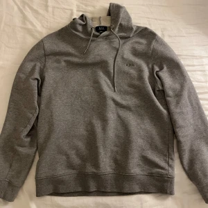 A.P.C hoodie - En apc hoodie i storlek L, den sitter som storlek M i färgen grå/mörkgrå. Ljuset är dåligt så skriv för bättre bilder. Den är i bra skick och kostar ny 2500kr.