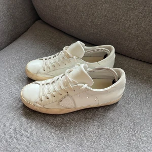 Philippe Model - Säljer ett par sköna Models i bra skick. Box & dustbags tillkommer. Perfekta till våren. Hör av er vid funderingar!