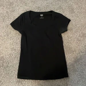 Topp  - Svart t-shirt från 157 i storlek S. Har en exakt likadan till i samma modell färg o storlek, går bra att köpa en elr två💕 köpta för 50 styck säljer för 10 styck 
