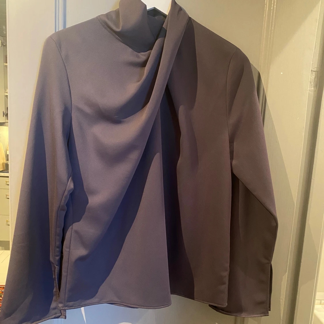 Grå långärmad blus med draperad krage - 1