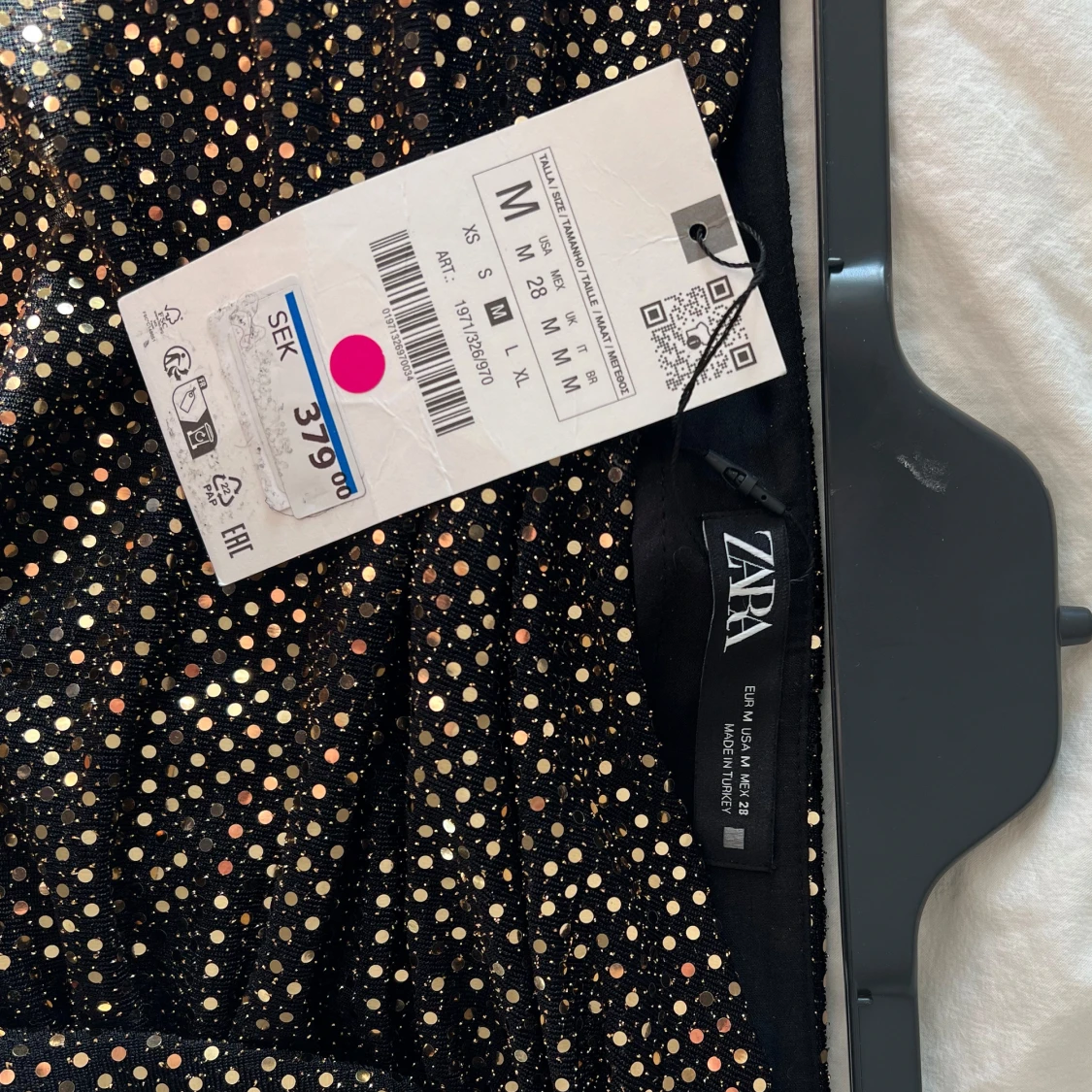 Svart glittrig guld kjol från Zara - 3