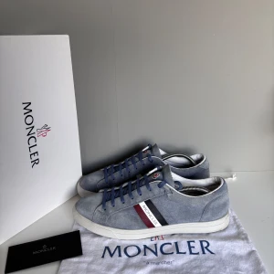 Moncler skor - Säljer ett par sjukt snygga Moncler skor i storlek 43, cond 8,5/10 knappt något heeldrag och mjuk mocka. Tillkommer OG box, dustbag och certifikat!