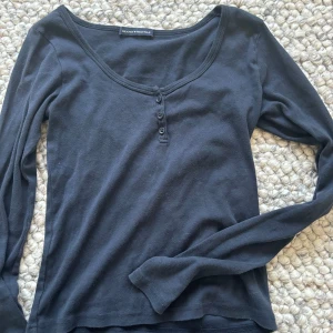 Brandy tröja - Mörkblå tröja från Brandy Melville i bra skick🥰