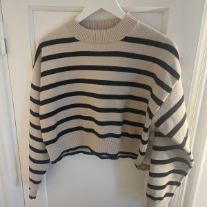 Randig tröja från Neo Noir - Säljer en snygg randig tröja från Neo Noir i beige och svart. Tröjan har en croppad passform och långa ärmar med ribbade muddar. Hör av er vid intresse fler bilder kan skickas och pris går att diskutera🥰