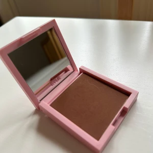 Kylie jenner bronzing powder - Bronzer från Kylie jenner i färgen 400 tanned and gorgeous. Endast provad 1-2 gånger🌸 Säljes då den är för mörk för mig