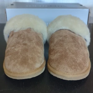 Sheperd Bruna tofflor med pälsfoder - Mysiga bruna tofflor med mjukt pälsfoder. Perfekta för att hålla fötterna varma under kalla dagar. Tofflorna har en klassisk design med en bekväm passform. Bara provade, men passade inte.