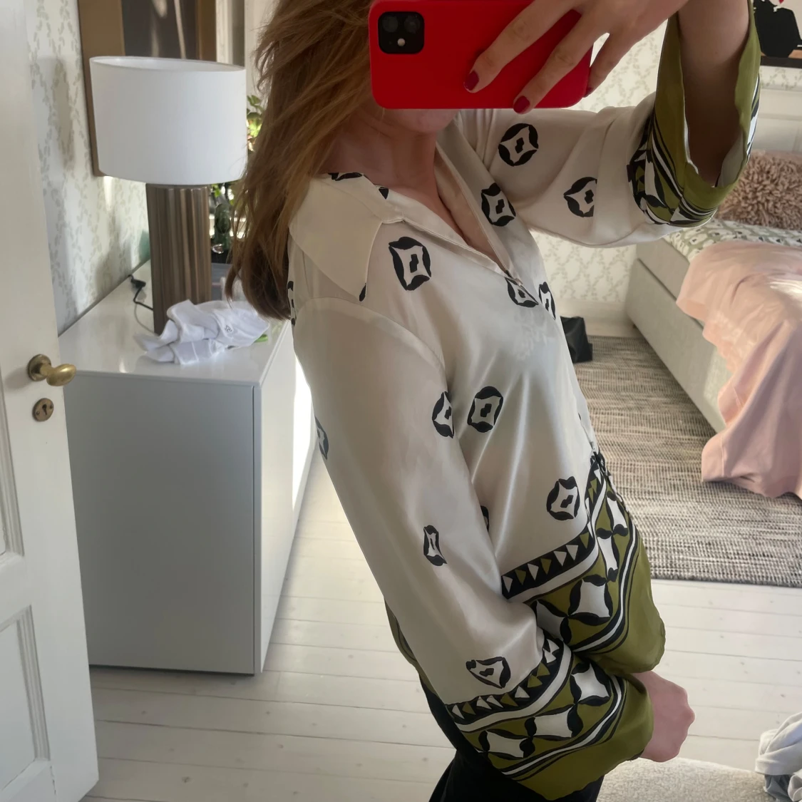 Vit och grön mönstrad blus från Zara  - 1