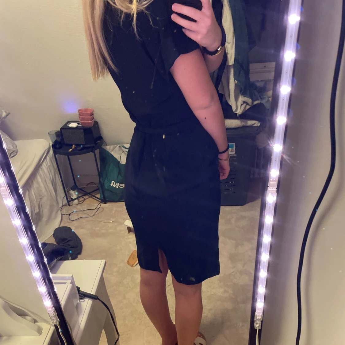 Svart klänning med knytband - 2