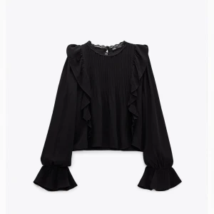 Blus från zara  - Säljer denna jättefina blus från zara som aldrig kommer till användning den har utsvängda armar och volang där bak 