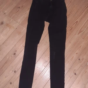 Svarta jeans från Fitjeans - Snygga svarta jeans från Fitjeans i storlek XS. De har en tight passform och är normalmidjade. Perfekta för en stilren look. Använda, men fortfarande lika strechiga som när de var nya.