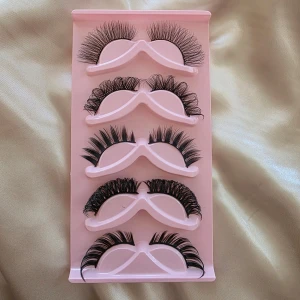 Set med lösögonfransar - Säljer ett set med fem par lösögonfransar i olika stilar. Perfekt för att skapa dramatiska eller naturliga looker. 