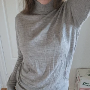 Grå polotröja - Grå långärmad polotröja❣️ Perfekt när det är kallt ute eller till en snygg outfit. Säljer eftersom polotröja inte är min grej, skriv gärna vid intresse eller frågor💞🫶