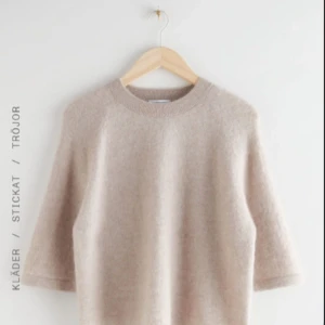 Trekvartsärmad & other stories tröja - Mysig beige stickad tröja med trekvartsärm. Perfekt för en avslappnad stil och enkel att matcha med jeans eller kjol. Säljer pågrund av att jag redan har en likadan, inga defekter