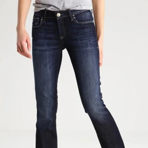 Bootcut jeans från Mavi - Snygga mörkblå bootcut jeans från Mavi med klassisk femficksdesign och dekorativa sömmar. Jeansen har en knapp och dragkedja framtill samt en läderdetalj med logotyp på baksidan. En av mina favorit jeans men som jag nu valt att sälja! Storlek 27x32 💗