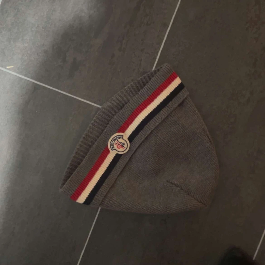 Grå mössa med randigt band