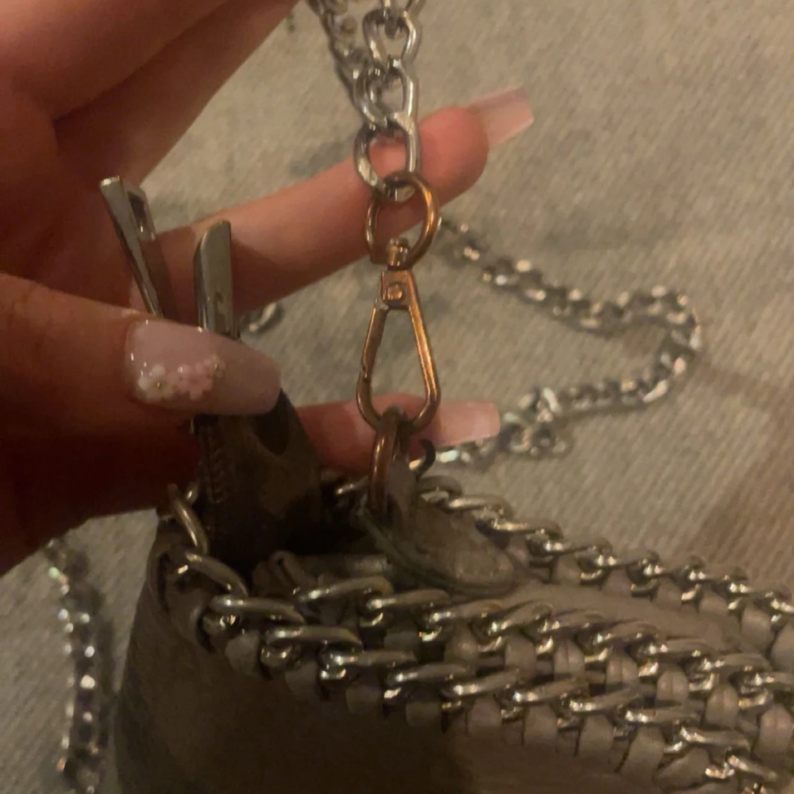 Grå axelväska med kedjedetaljer - 1