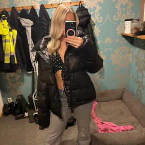 Svart pufferjacka - Säljer en svart pufferjacka med dragkedja. Jackan har en glansig yta och är perfekt för kyligare dagar. Perfekt för att hålla sig varm och stilren. Jackan är från bik bok och finns inte längre att köpa i butik🎀