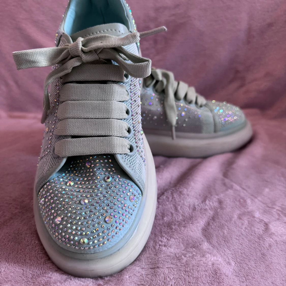 Glittriga sneakers med snörning - 2