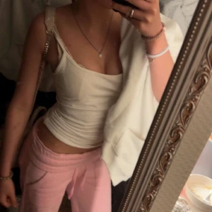 Rosa mjukisbyxor 🩷 - Säljer ett par jättesköna lågmidjade rosa mjukisbyxor som inte kommer till användning, superbra skick!! 💞