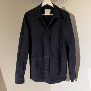 A Day’s March overshirt - mörkblå🔵 - Säljer denna sjukt snygga Overshirten från A Day’s March⭐️ Färgen är mörkblå och storleken är S⭐️Jackan har inga defekter och skicket är utomordentligt🙌🤝 Sjukt najs passform och material också⭐️🙌 Tveka inte på att höra av er dig vid minsta fråga eller fundering😊