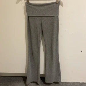 Grå byxor från Gina Tricot - Snygga gråa mysbyxor från Gina Tricot. Byxorna har en bootcut-stil. Säljer för att de är för små. Pris kan diskuteras.💕