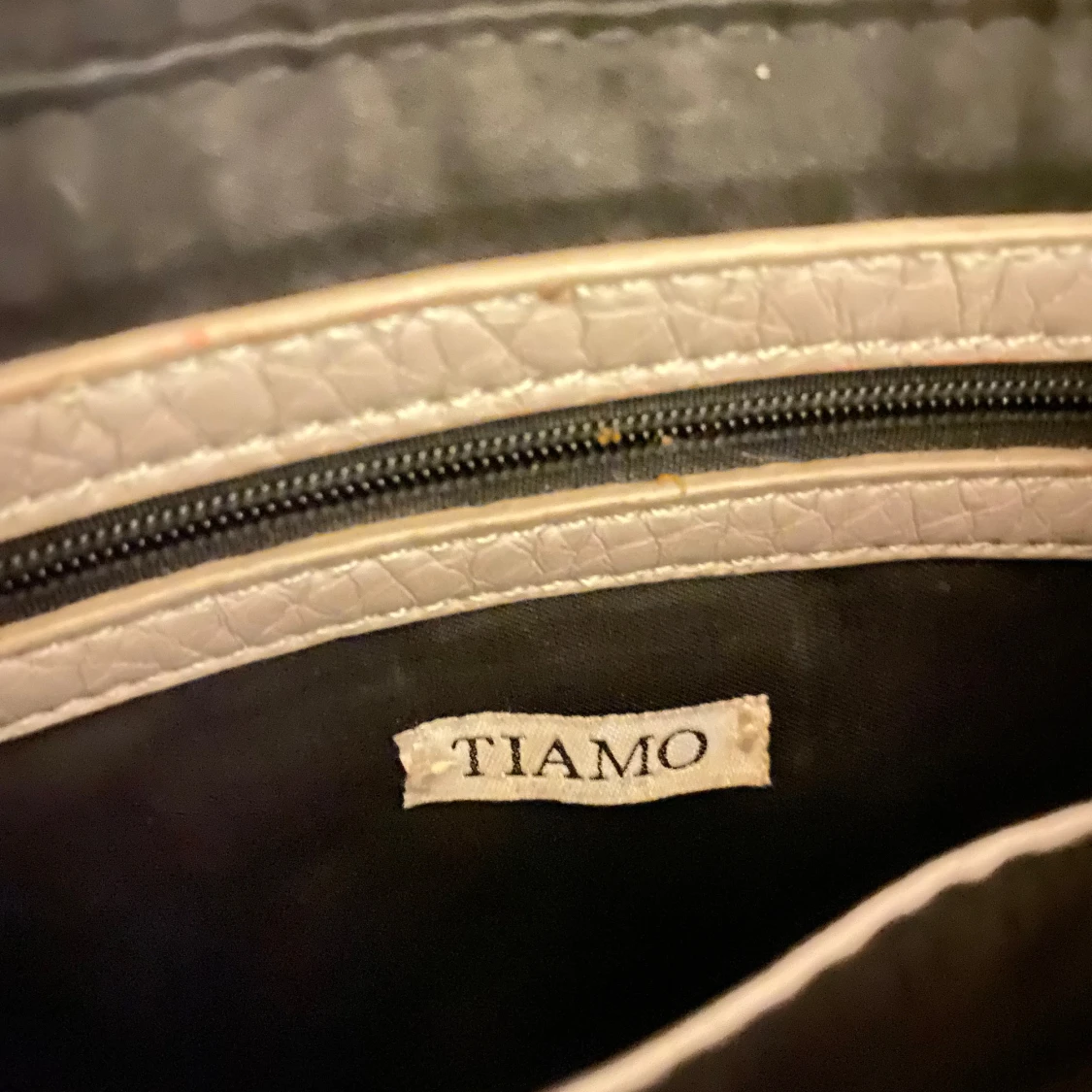 Grå axelväska från Tiamo - 2