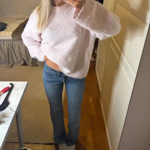 Blå jeans  - Super snygga och sköna lågmidjade jeans från Vero Moda. Perfekt lågmidjade och super fin bootcut.