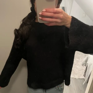 Stickad tröja - Supersnygg svart stickad tröja i nyskick💕nypris : 400kr