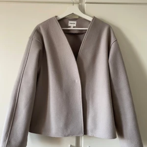 Beige/grå jacka  - Säljer en super snygg beige kappa ifrån Kappahl i storlek M. Den har använts väldigt få gånger och säljs pågrund av att den inte passade mig så bra, inga defekter eller annat. Skulle kunna passa någon med S och M beroende hur stor man vill ha den.💞