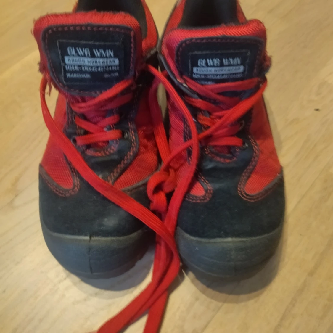 Röda och svarta skor med snörning