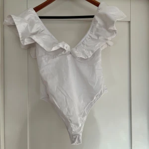 Vit body zara - Volang body från Zara i superbra skick🥰