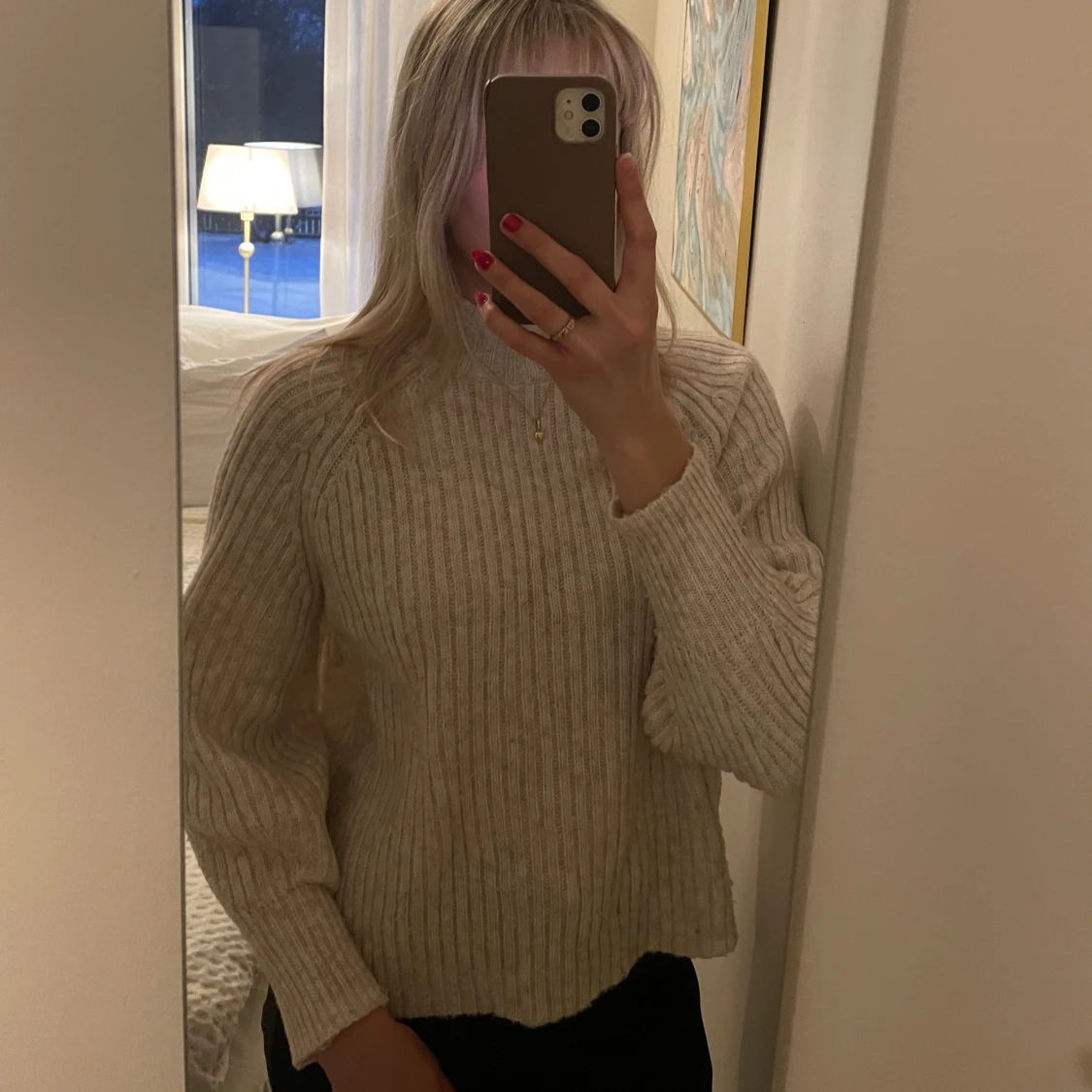 Melerad ribbad stickad tröja