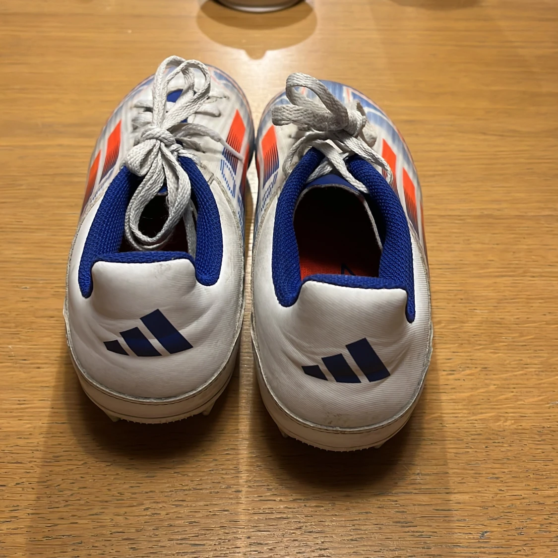 Adidas fotbollsskor i vitt och blått - 1