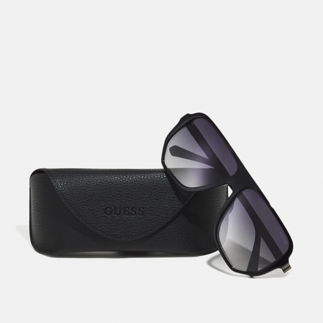 Svarta solglasögon från Guess