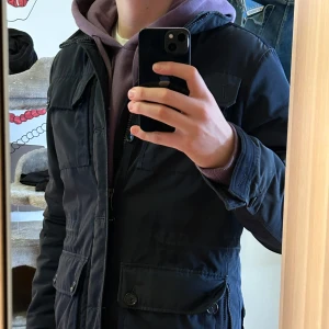 Svart jacka från J Lindberg  - Säljer en stilren svart jacka från j Lindberg riktigt fin är använd men i fint skick. Storlek M