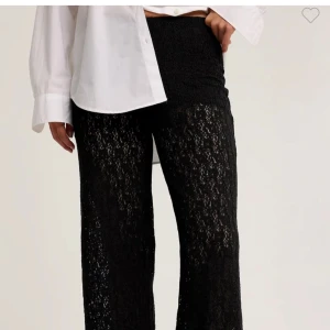 Svarta spetsbyxor - Super snygga svarta spetsbyxor aldrig använda nypris 400