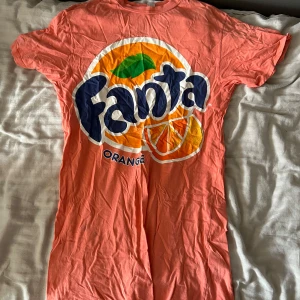 Fanta klänning - Säljer den här klänningen från h&m med motivet fanta, litet hål❤️