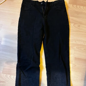 Svarta jeansbyxor - Svarta jeans som inte har använts så mycket. Dem är lite skrynkliga och missfärgade nere på benen eftersom dem har legat i en låda ett tag. Ganska breda i benen så bra om man gillar lite mer oversized kläder.